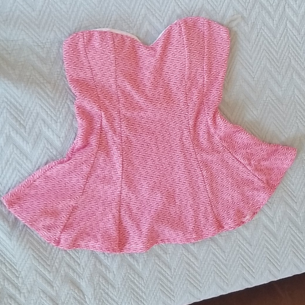 Pink and white sleveless top.